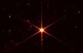 عکسی که جیمز وب در فرآیند هم‌ترازی دقیق آینه‌های خود از یک ستاره و کهکشان‌ها و ستاره‌های دوردست ثبت کرد.