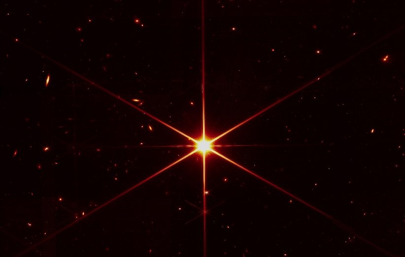 عکسی که جیمز وب در فرآیند هم‌ترازی دقیق آینه‌های خود از یک ستاره و کهکشان‌ها و ستاره‌های دوردست ثبت کرد.