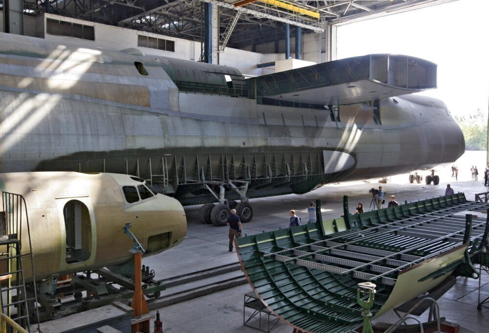 دومین هواپیمای در دست ساخت آنتونوف 225 در کارخانه