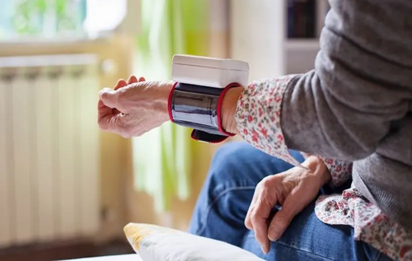 آموزش نحوه اندازه‌گیری فشار خون در منزل