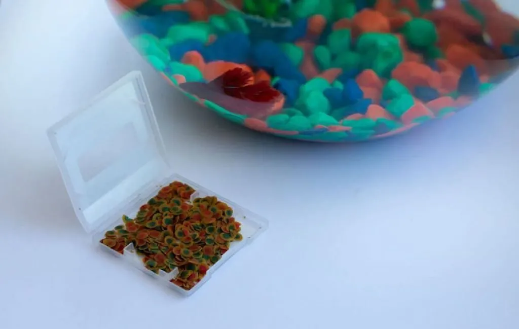 تکه‌های ماهی غذای خشک مناسب ماهی تنگ