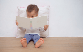 کودکی پیش از موعد شروع به خواندن کرده است