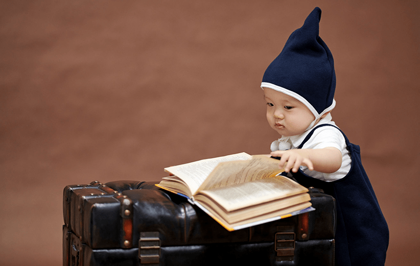 کودکی در حال کتاب خواندن است.