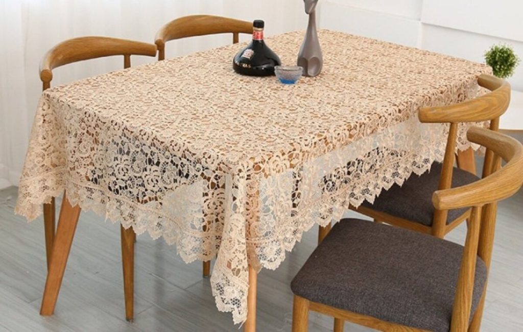 رومیزی جدید و زیبایی را برای میز ناهارخوری خود انتخاب کنید