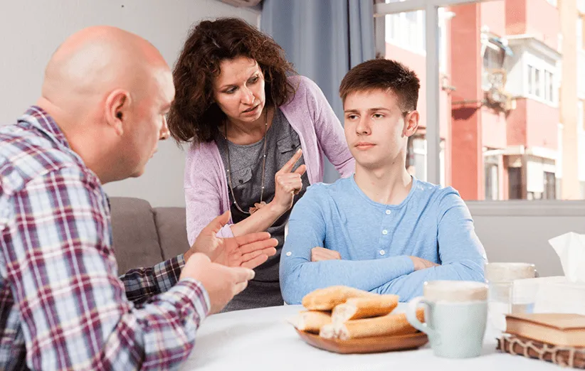 والدین سخت‌گیر.