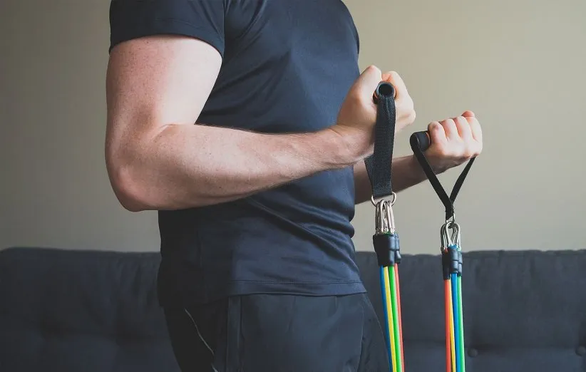 برنامه‌ی تمرینی 31 روزه با استفاده از کش‌های ورزشی