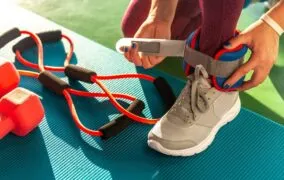 16 تمرین با وزنه‌ی مچ دست و پا برای ساخت بدنی قوی و ورزیده