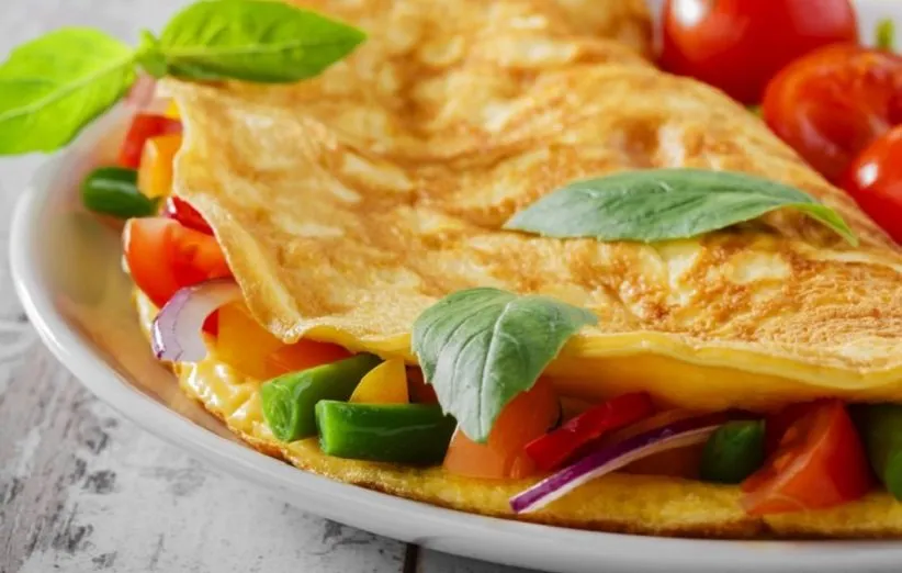 تخم‌مرغ + فلفل سبز + گوجه فرنگی + پنیر چدار