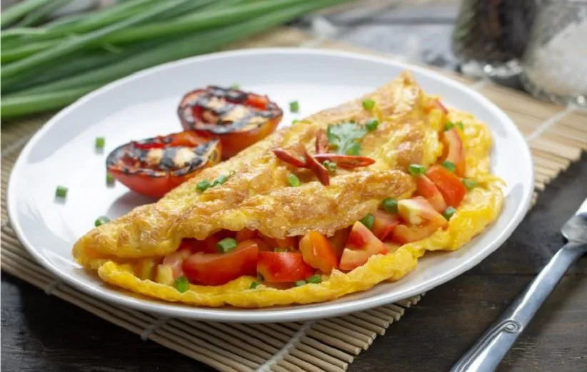 تخم‌مرغ + هالاپینو + گوجه فرنگی