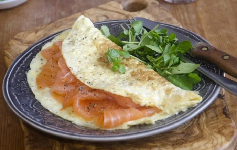 تخم‌مرغ + ماهی سالمون دودی