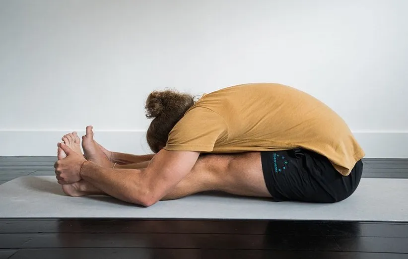 خم شدن به جلو نشسته