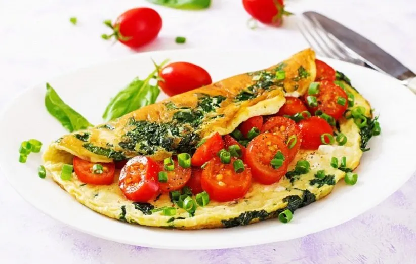 تخم‌مرغ + اسفناج + گوجه فرنگی + زیتون