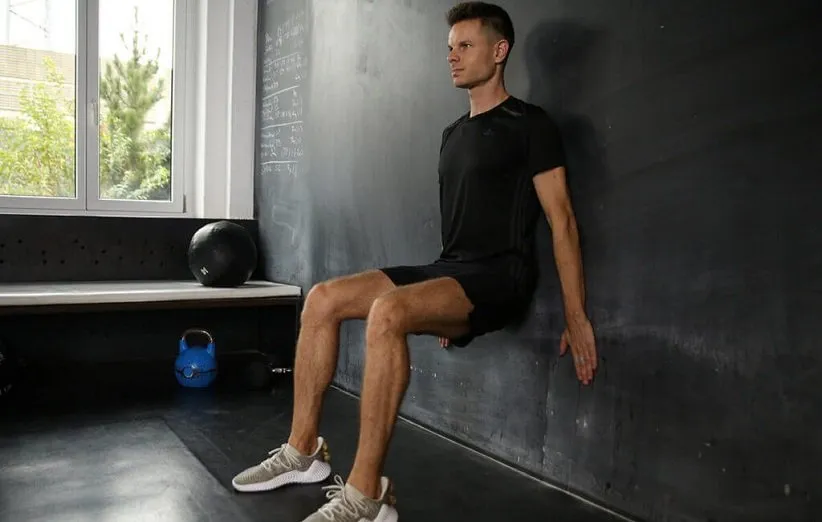 اسکات با تکیه به دیوار