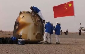 فرود فضاپیمای شنژو 13 چین بر زمین