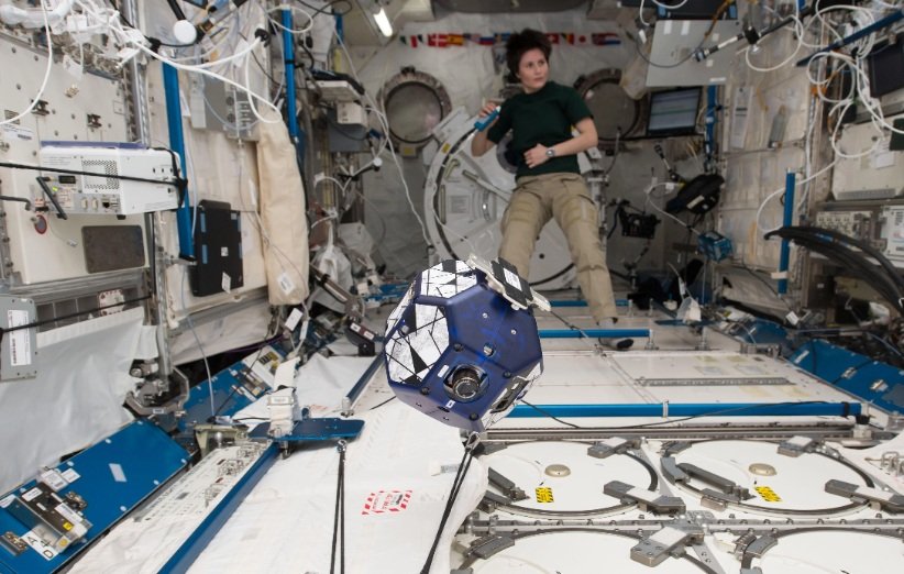سامانتا کریستوفورتی، فضانورد آژانس فضایی اروپا و خدمه‌ی مأموریت کرو-4 شرایط بی‌وزنی را تمرین می‌کند.