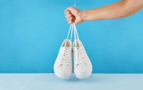 چگونه کفش‌های ورزشی سفید را مثل روز اول تمیز کنیم