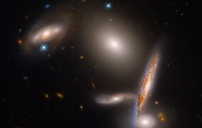 نگاه تلسکوپ فضایی هابل به مجموعه‌ی کهکشانی گروه فشرده‌ی 40 هیکسون
