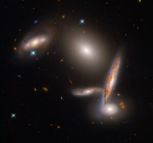 نگاه تلسکوپ فضایی هابل به مجموعه‌ی کهکشانی گروه فشرده‌ی 40 هیکسون
