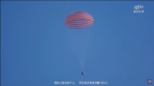 باز شدن چتر نجات فضانوردان شنژو 13 چین