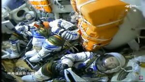 فضانوردان شنژو 13 در فضاپیما