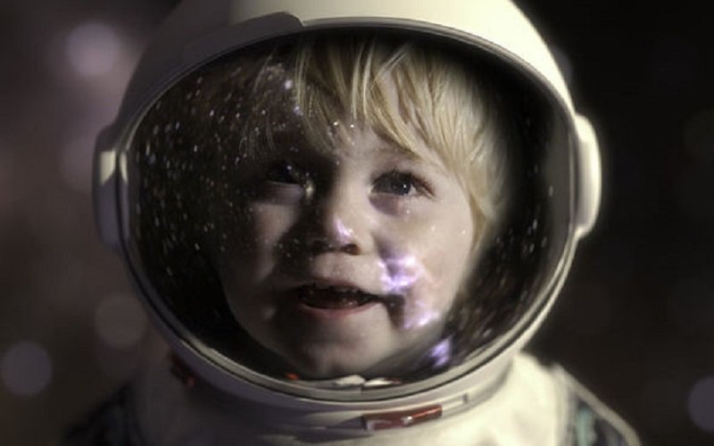 یک کودک در لباس فضایی