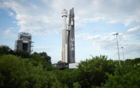 فضاپیمای استارلاینر سوار بر موشک ULA بر سکوی پرتاب
