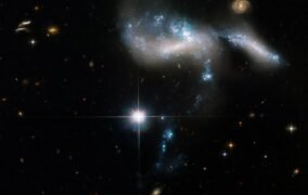 رودخانه‌ی ستاره‌زایی از کهکشان‌ها معروف به گروه فشرده‌ی هیکسون 31