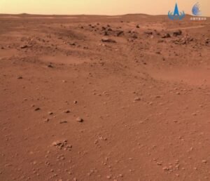 سطح مریخ در نزدیکی دهانه‌ی برخوردی