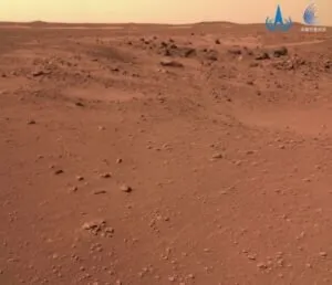 سطح مریخ در نزدیکی دهانه‌ی برخوردی