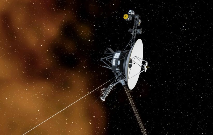 طرحی گرافیکی از وویجر 1 در فضای میان‌ستاره‌ای
