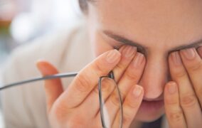 آیا یوگای چشم می‌تواند به کاهش سردرد و مشکلات چشم کمک کند؟