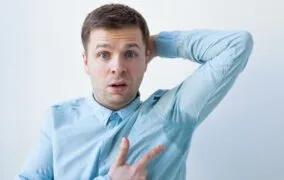 چرا عرق می‌کنیم و چگونه بوی بد آن را کاهش دهیم؟