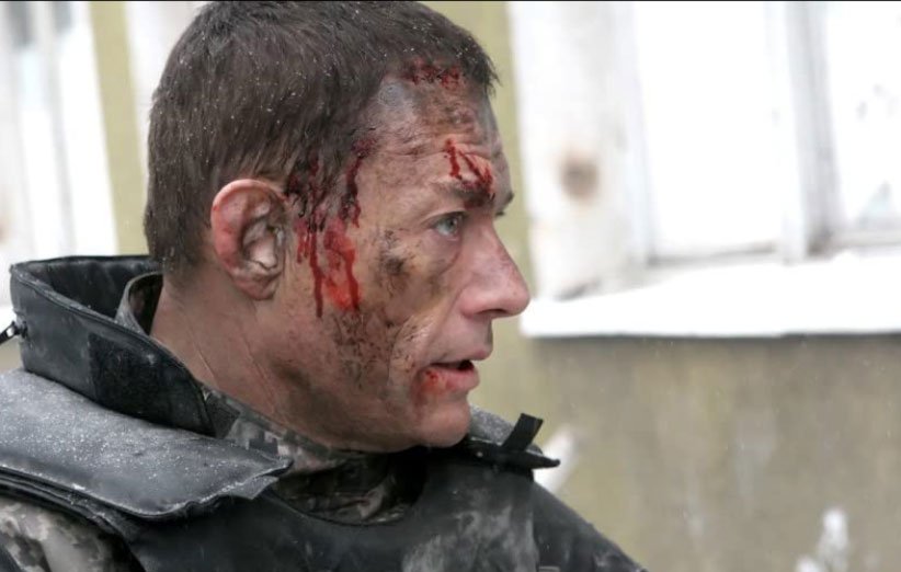 ژان کلود ون دام در نمایی از فیلم سرباز جهانی: احیا