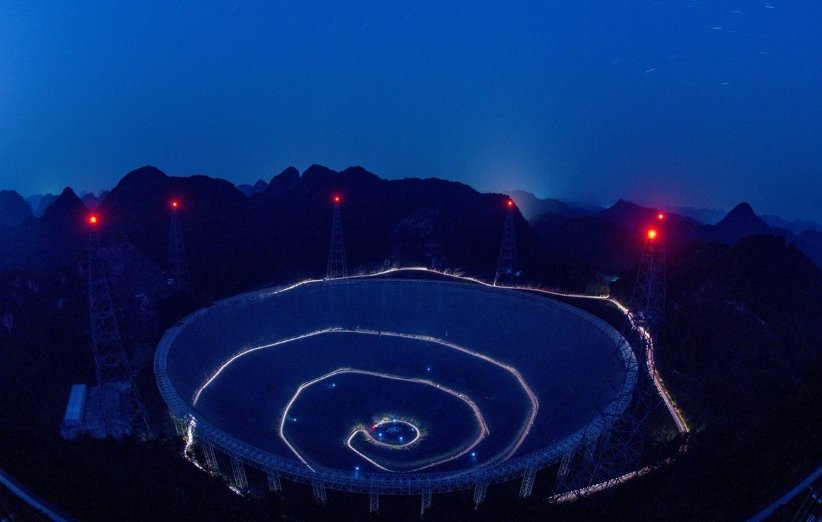 نمای شبانه‌ی تلسکوپ رادیویی چین