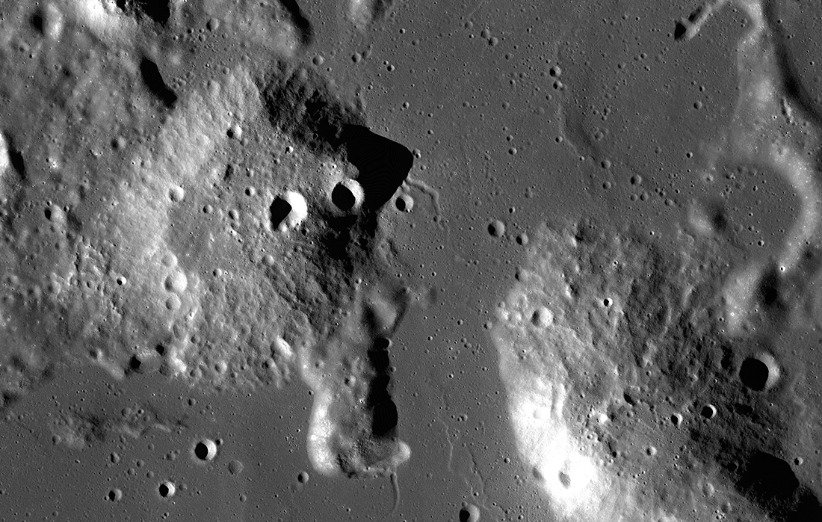 تصویر موزاییکی از گنبدهای گرویتهویسن سطح ماه