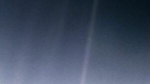 نقطه‌ی آبی کم رنگ؛ سیاره زمین از نگاه وویجر 1