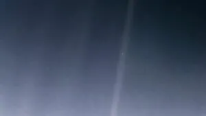 نقطه‌ی آبی کم رنگ؛ سیاره زمین از نگاه وویجر 1