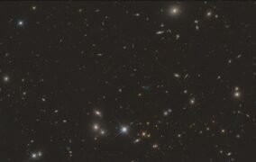 بخشی از تصویر عظیم 3D-DASH هابل که درخشان‌ترین و کمیاب‌ترین اجرام جهان مانند کهکشان‌های هیولا را نشان می‌دهد.