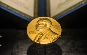 رمان برنده نوبل