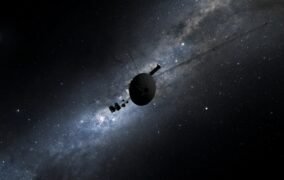 طرحی گرافیکی از کاوشگر وویجر 1 در فضای میان‌ستاره‌ای