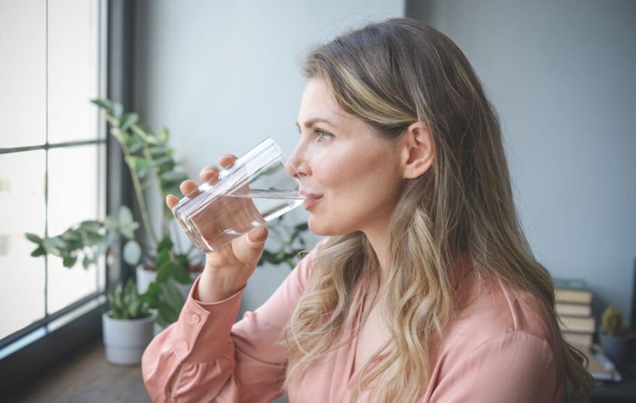 نوشیدن آب برای جلوگیری از عرق سوز شدن عرق سوز شدن واژن