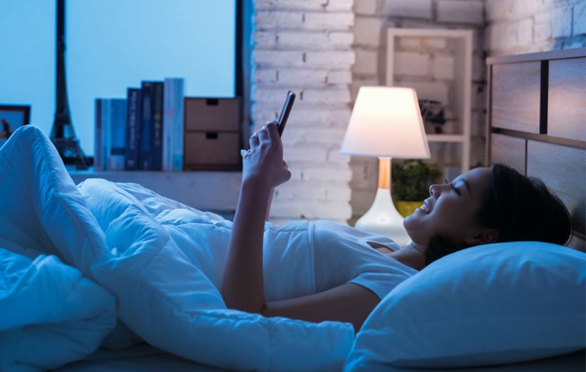 چک کردن موبایل قبل از خواب