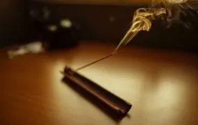 عود چیست و سوزاندن آن چه تأثیری روی سلامتی می‌گذارد؟