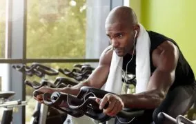 10 تمرین ورزشی با دوچرخه‌ی ثابت برای ورزشکاران تازه‌کار تا حرفه‌ای