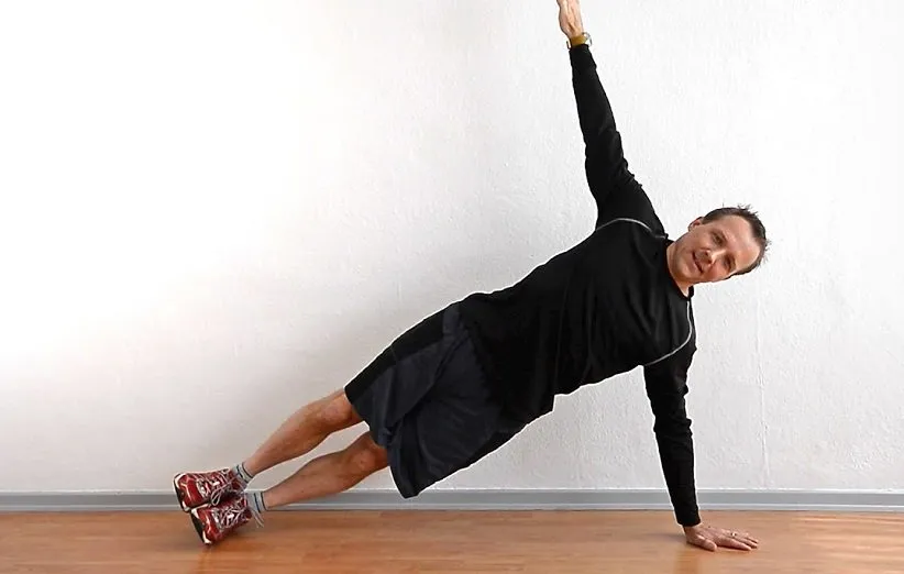 پلانک از بغل با دراز کردن بازو