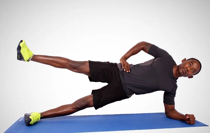 پلانک از بغل با بالا بردن پا