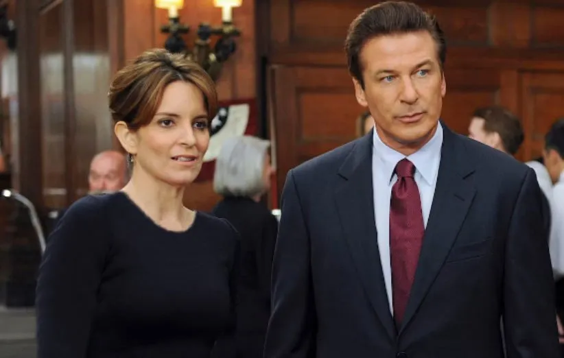 الک بالدوین (سمت راست) و تینا فی در نمایی از سریال «30 راک»