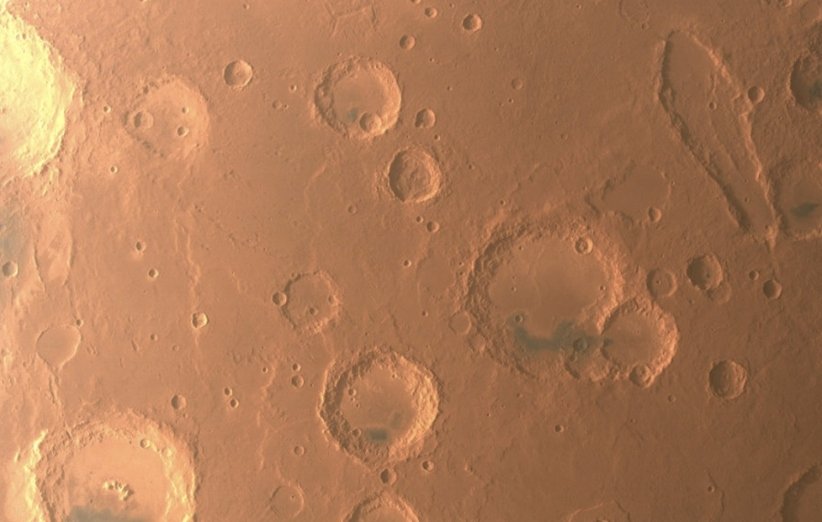 نگاه دوربین کیفیت متوسط تیان‌ون-1 به دهانه‌های مریخ
