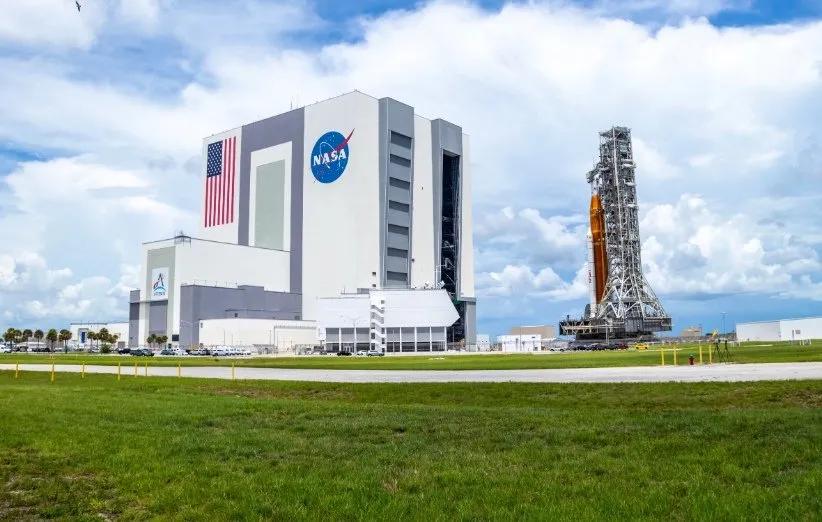 بازگشت سامانه‌ی پرتاب فضایی و کپسول اوریون سوار بر آن، به ساختمان مونتاژ