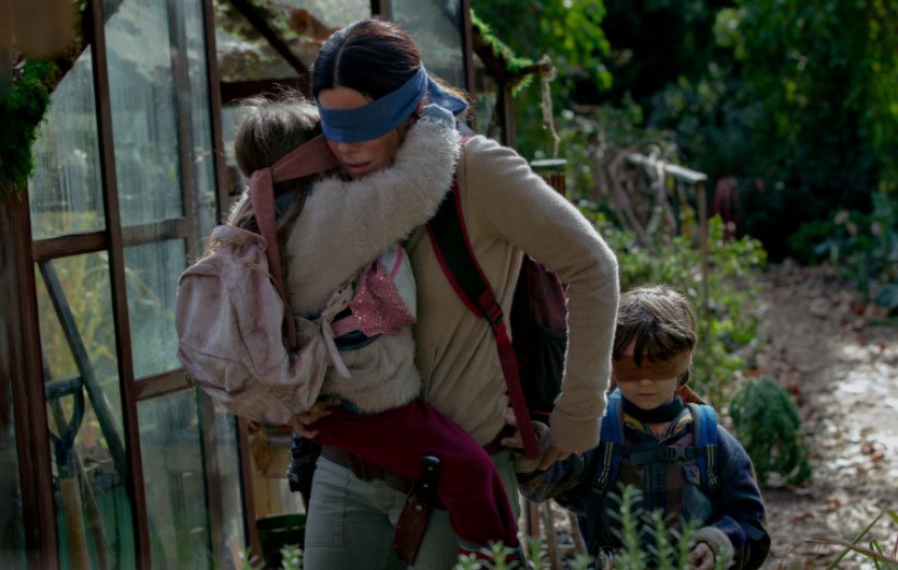 ساندرا بولاک در نقش مادر، فرزندانش را از دست موجودات ناشناخته فراری می‌دهد